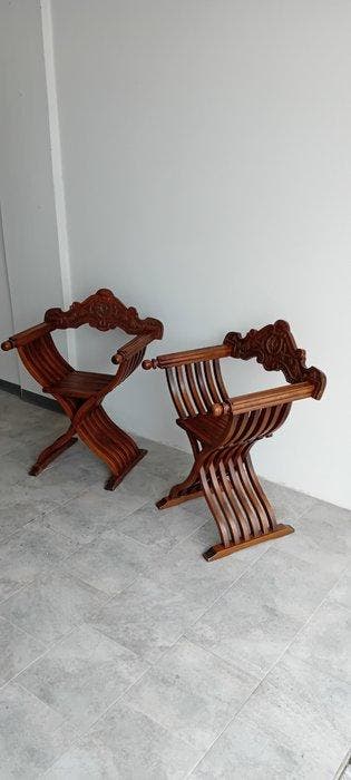 Stoel - Savonarola - Hout - Twee vintage stoelen