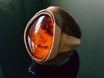 Unieke vintage leren ring met een natuurlijk Baltisch amber
