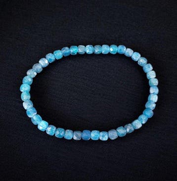 Hoogwaardige blauwe apatietarmband. Kubusvormige