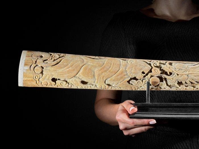 PAS DE PRIX DE RÉSERVE - Grand espadon sculpté sur un, Antiquités & Art, Art | Objets design