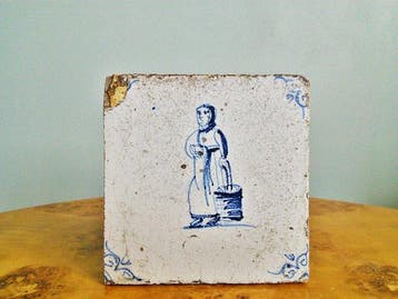 Tegel - Oude vrouw met haakneus, traditionele kledij en