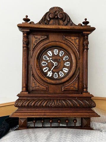 Wandklok - Au Chalet (Horlogerie Bois Sculptés), Antiek en Kunst