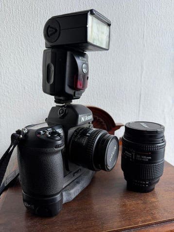 Nikon F100 35mm Film SLR Camera Kit with MB-15 Grip, SB-28, Nieuw