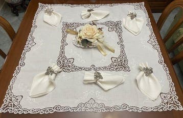 Merletto cantù e fiori ricamati in rilievo - theetafelkleed