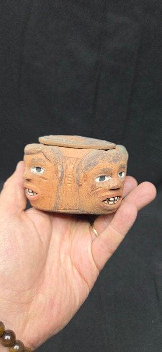 Curiosity cabinet : African terracotta box - Diorama