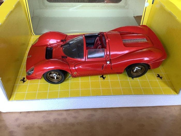 Revell 1:18 - Modelauto - Ferrari 330 P4 - Zeldzaam, Hobby en Vrije tijd, Modelauto's | 1:5 tot 1:12