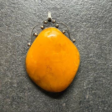 Pendentif vintage avec pierre d’ambre baltique naturelle