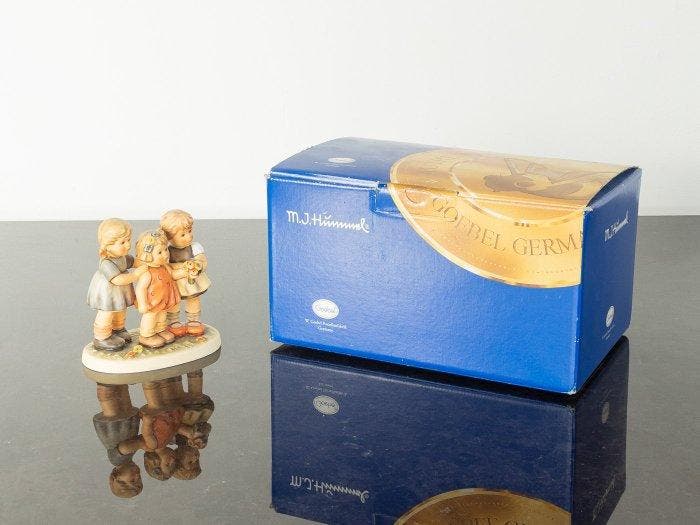 Goebel, Hummel - Figuur - Rosen, Tulpen, Nelken / Bashful, Antiek en Kunst, Curiosa en Brocante