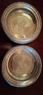 Schaal (2) - .800 zilver - 2 Flessen onderzetters, Antiek en Kunst