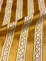 Prachtig geelgoud jacquardfluweel op ivoorkleurige basis. -
