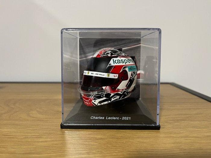 Spark 1:5 - Modelauto - Bell - Charles Leclerc Ferrari 2021, Hobby en Vrije tijd, Modelauto's | 1:5 tot 1:12