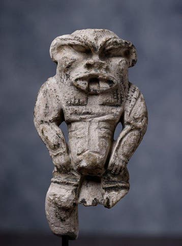 Oude Egypte, een enorme stenen god Bes met paspoort voor de