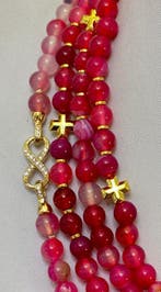 Natuurlijke roze agaat met Grieks kruis van hematiet. Hoge