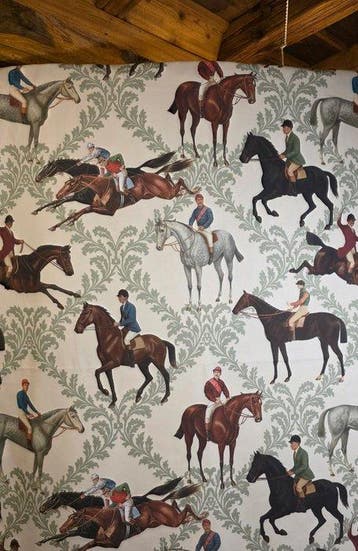 Stof Equitazione Exclusief met paarden in galop - 300x280