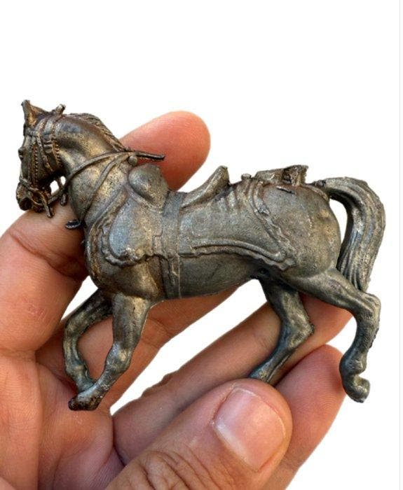 De Laatste Vaandrig: Saturnijnse standbeelden tussen, Antiquités & Art, Curiosités & Brocante