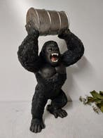 Statue, 57 cm high strong gorilla with barrel - 57 cm -