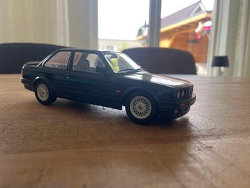 KK Scale 1:18 - Modelauto - BMW 325i E30 M-Paket 1988, Hobby & Loisirs créatifs
