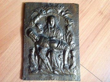 Relief, Piëta – Afgietsel kerkklok Helden (Limburg) - 15.5