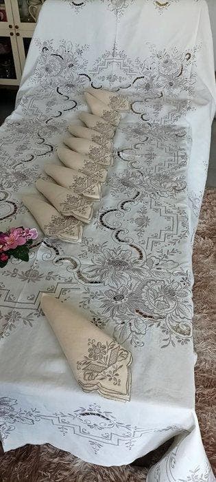 Kunstwerk! Droomdoek uit het trousseau met handgeborduurde