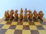 Jeu déchecs Art Déco en bois sculpté et vernis avec