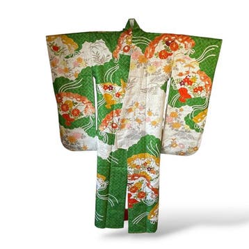 Smaragdgroene furisode-kimono met decoratieve waaiers,