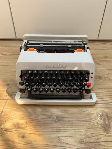 Ettore Sottsass, Perry King - Olivetti Valentine -