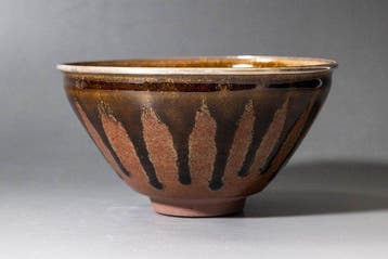 Tenmoku-chawan met chrysanthemenontwerp - Keramiek - Teiichi