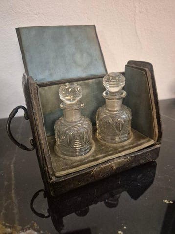 Wijwatervat - 1900-1910 - Flessen met hoes