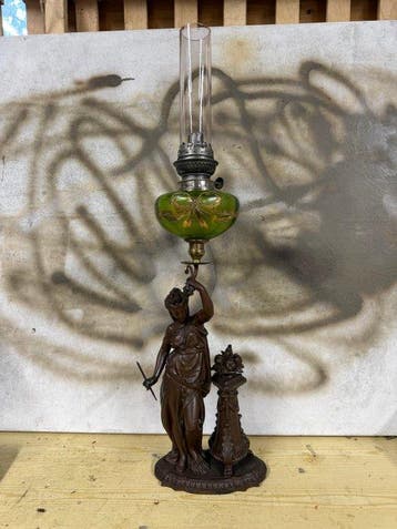 Sculpture with Oil Lamp - Petroleumlamp - Spelter, Kristal,