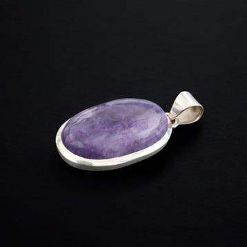 Hanger van Charoiet uit Siberië. Montuur van zilver 925.