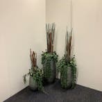 Complete sets van 3 vazen met kunstplant in een stenen vaas