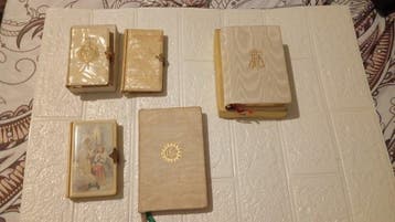 Verzameling van 5 oude missalen - devotieboeken voor de