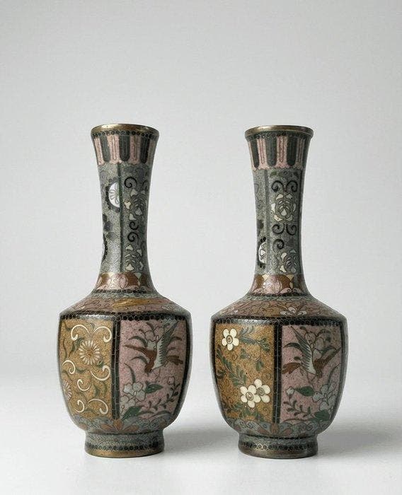 Paar fijne Japanse cloisonné-emaille balustervazen uit de, Antiek en Kunst, Antiek | Overige Antiek