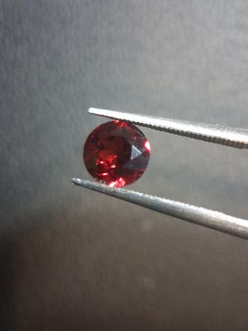 Natural Garnet - Rhodolite - 1.015 ct - round faceted - red, Verzenden