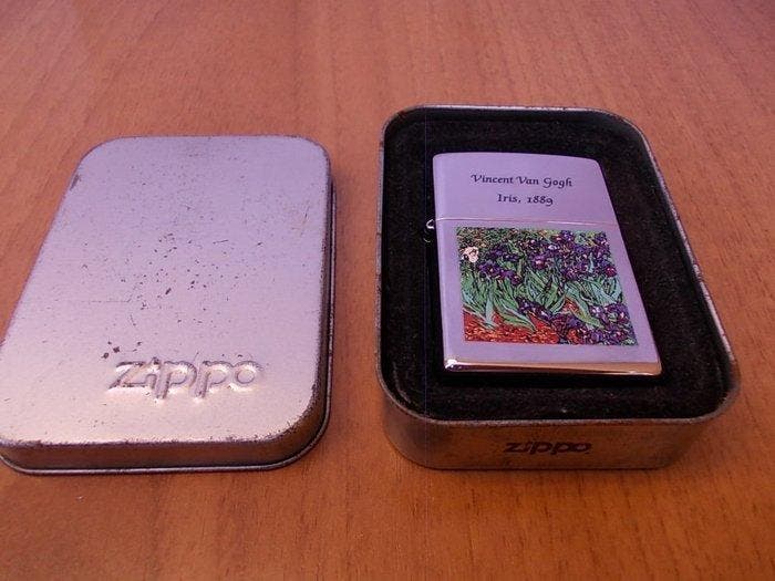 Raro Zippo commemorativo Van Gogh Series iris 1889 unfired, Collections, Articles de fumeurs, Briquets & Boîtes d'allumettes