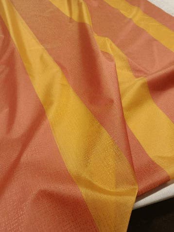 Elegante tendone a righe color giallo e arancio -
