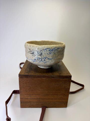 Japanse Raku Chawan met schilderachtig landschapsmotief en