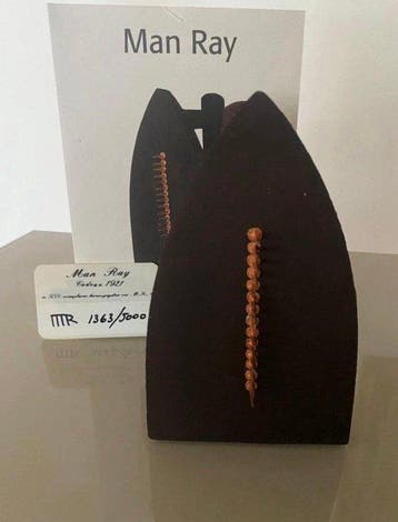 Man Ray (1890-1976) - sculptuur, Cadeau - 15 cm - IJzer -