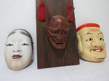 Set van drie traditionele Japanse maskers: Noh-stijl, Antiek en Kunst
