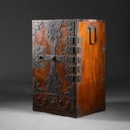 Zeer zeldzame kluis van massief, stevig Keyaki-hout. -