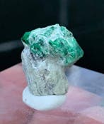 Verzameling van vijf mineralen: smaragd, topaas, aquamarijn,, Verzamelen