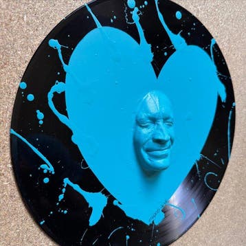 gregos - Blue light smile heart on vinyl record, Antiek en Kunst