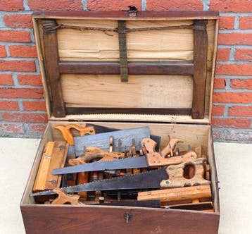 kist met ca 30 stuks oud schrijnwerkers gereedschap -