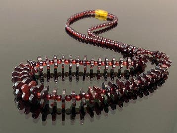 Royal Cherry Clover – Collier en ambre baltique de luxe