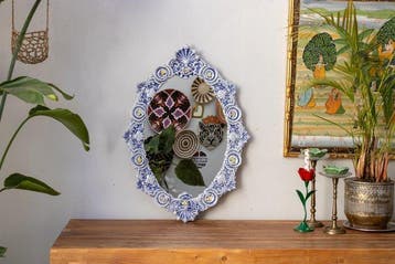 Spiegel- reliefdecoratie met voluten - Keramiek, Glas -, Antiek en Kunst