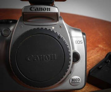 Canon EOS 300 D avec Flash 300 EZ + 2 batteries et chargeur