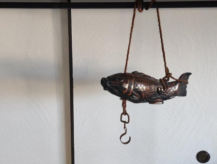 Japanse Jizaikagi Vissculptuur – Traditionele hangende, Antiek en Kunst, Antiek | Overige Antiek