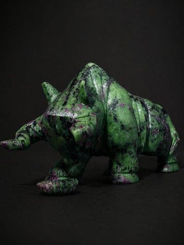 Robijn-zoïsite-stier sculptuur met levendig groen, zwart en