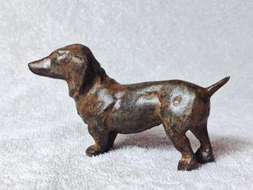 Pierre Chenet (XX-XXI) - sculptuur, Le Teckel - 5.8 cm -