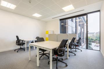 Espace de coworking à Louvain-La-Neuve, City Centre, Zakelijke goederen, Verzenden